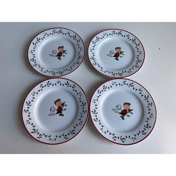 Set Of 4 Peanuts Charlie Brown Snoopy Christmas Salad Plates Whole Gang Ceramic - Picture 1 of 11
